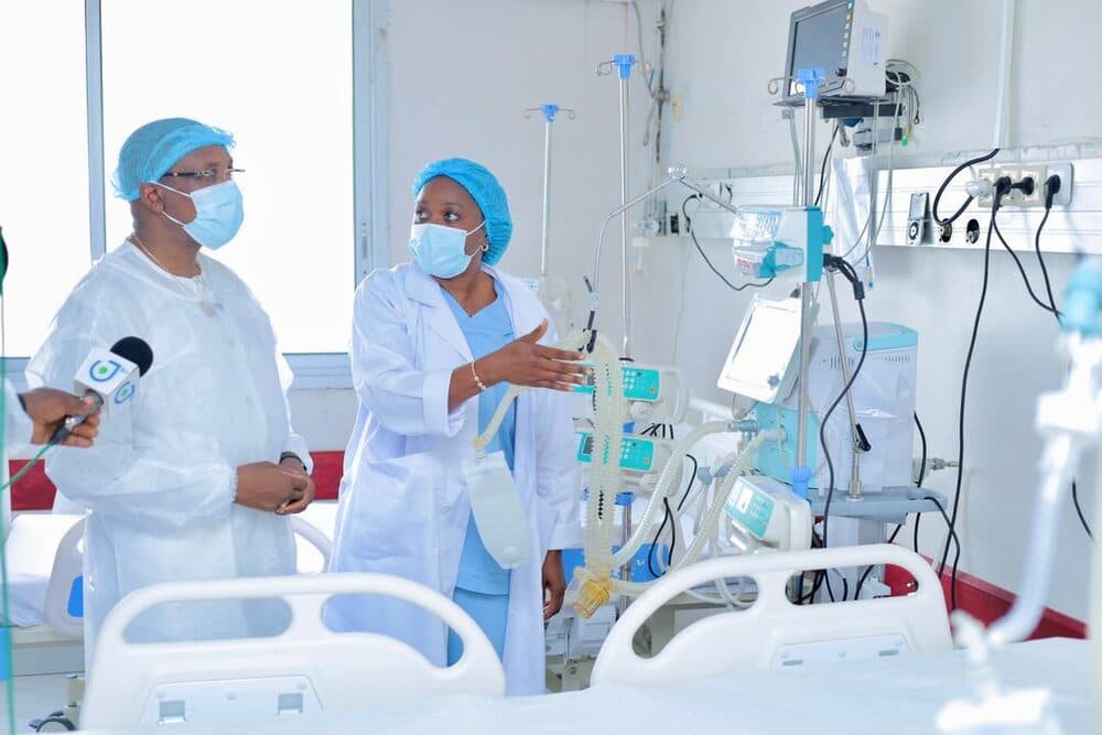 Équipe soignante au chevet d'un patient